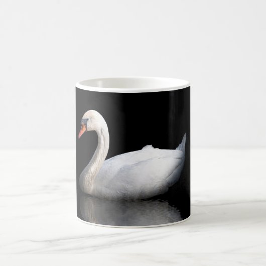 Weißschwan auf schwarz kaffeetasse (Mittel)