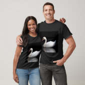 Weißschwan auf schwarz T-Shirt (Unisex)