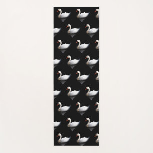 Weißschwan auf schwarz yogamatte