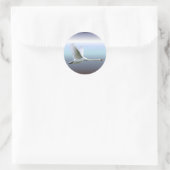 Weißschwan im vollen Flug Runder Aufkleber (Tasche)