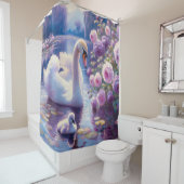 Weißschwan und Cygnet mit Lila Rose Duschvorhang (Beispiel)