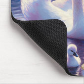 Weißschwan und Cygnet mit Lila Rose Mousepad (Ecke)