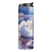Weißschwan und Cygnet mit Lila Rose Thermosbecher (Nach links gedreht)