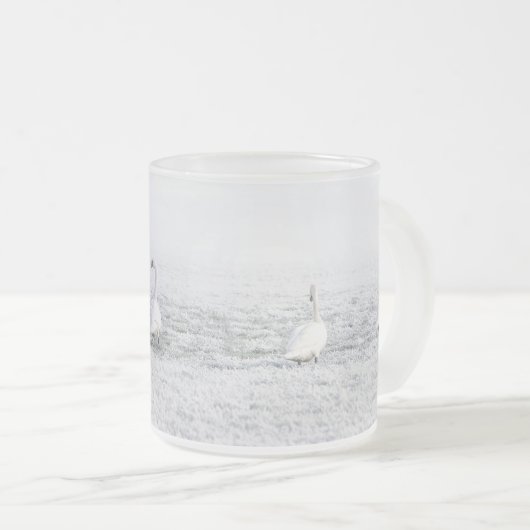 Weißschwäne im Winterschnee Mattglastasse (VorderseiteRechts)