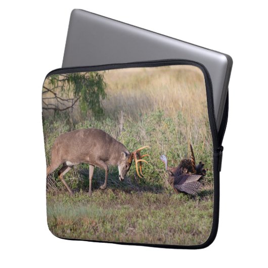 Weißschwänzige Hirsche im Kampf gegen die wilde Tü Laptopschutzhülle (Vorderseite Links)