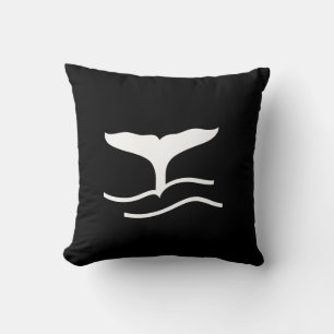 Weißwal-Schwanz auf aquamarinem, blauem Kissen