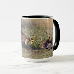 Weißwedelhirsch kämpft mit Wildtruthahn Tasse