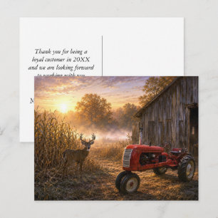 Weißwedelhirsch und Vintage-Traktor im Morgennebel Postkarte