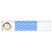 Weite, helle blaue Waves Muster auf weißer Uhr Namensplakette (Vorderseite)