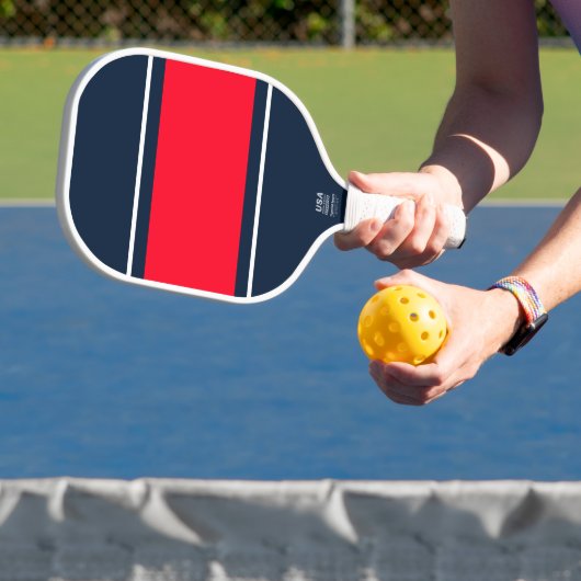 Weite, hellrote, weiße Streifen auf Navy Blue Pickleball Schläger (InSitu)