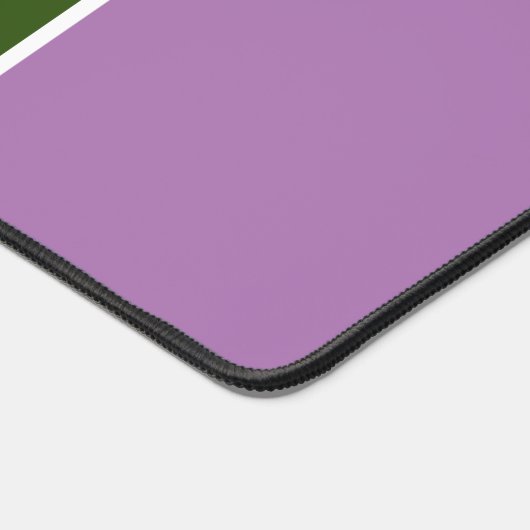 Weite waldgrüne vertikale Streifen auf Lavendel Schreibtischunterlage (Ecke)