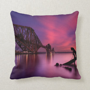 Weiter Schienen-Brücke an Sonnenuntergang Kissen