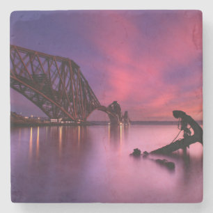 Weiter Schienen-Brücke an Sonnenuntergang   Steinuntersetzer
