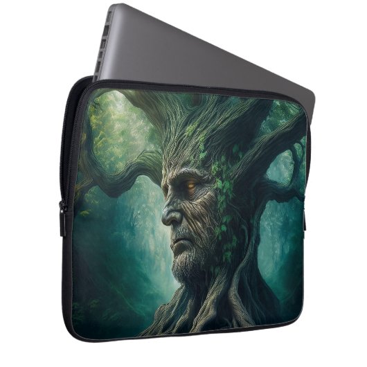 Weites Gesicht im antiken Baumwald Laptopschutzhülle (Vorne Rechts)