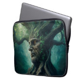 Weites Gesicht im antiken Baumwald Laptopschutzhülle (Vorderseite Links)