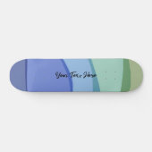 Weitläufiger, moderner Design hellblauer Text Skateboard (Horizontal)