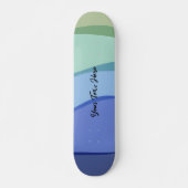 Weitläufiger, moderner Design hellblauer Text Skateboard (Vorne)