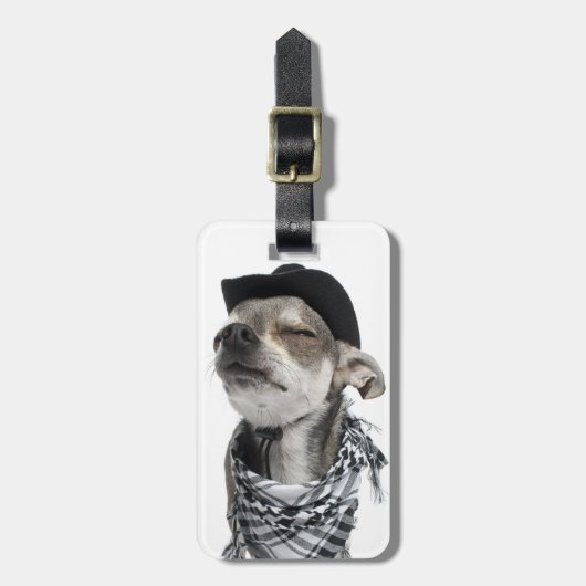 Weitwinkel von Chihuahua mit seinem mustert Gepäckanhänger (Vorderseite vertikal)