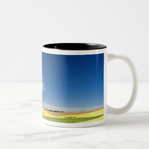 Weizenernte auf dem Palouse im Osten Zweifarbige Tasse