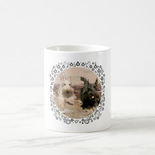 Weizenfarbene und schwarze Scotties laufen Kaffeetasse