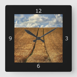 Weizenfeld mit Traktor Tracks Quadratische Wanduhr