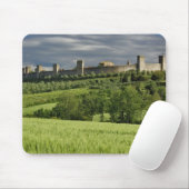 Weizenfeld und entferntes Monteriggioni, in der Mousepad (Mit Mouse)