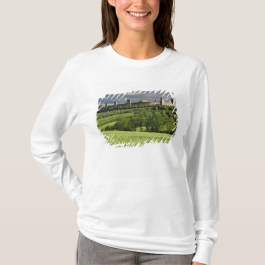 Weizenfeld und ferner Monteriggioni, im T-Shirt (Vorderseite)