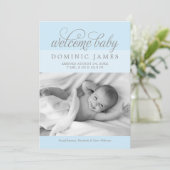 Welcome Baby Boy Elegante Light Blue Foto Birth Ankündigung (Stehend Vorderseite)