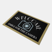 Welcome Door Mat - Lächeln für die Kamera Fußmatte (Schrägansicht)