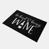 Welcome Door Mat Sei nett & bring WEIN Fußmatte (Schrägansicht)
