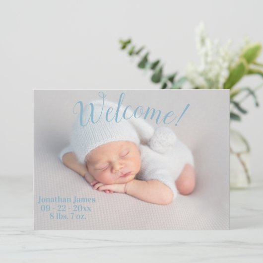 Welcome Foto Stats Script Baby Boy Blue Birth Ankündigung (Stehend Vorderseite)