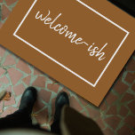 "Welcome-ish" Funny Introvert Antisocial Fußmatte<br><div class="desc">Es ist lustig,  weil es wahr ist. Du bist willkommen. Diese humorvolle Türmatte ist für Introvertierte,  sozial und sozial Unbehagliche,  die Gäste mit ein wenig Zögern und vielleicht sogar etwas Angst empfangen. Einfache,  elegante Schrift-Typografie auf einem taupe,  cocomat-farbenen Hintergrund. Unerwartet,  sonderbar und nur ein wenig sarkastisch.</div>
