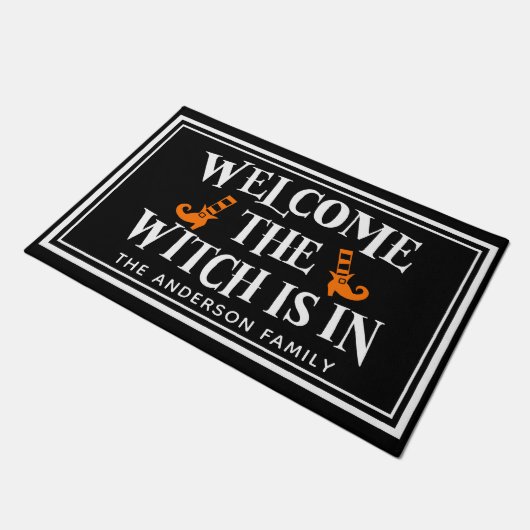 "Welcome, The Witch Is In" Funny Halloween Fußmatte (Schrägansicht)