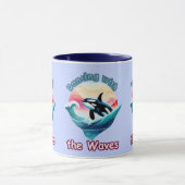 Welle der Freude: Orca springt in Aqua-Gewässern Tasse (Zentrum)