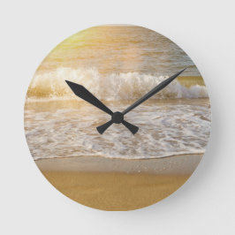 Welle im Sonnenlicht - Runde Wanduhr
