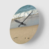 Welle und Fußabdrücke - Runde Wanduhr (Winkel)