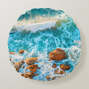 Wellen auf einem felsigen Strand bei Sonnenunterga Rundes Kissen