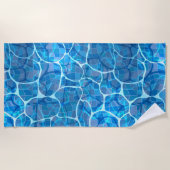 Wellen auf einer blauen Wasserfläche in einem Pool Strandtuch (Vorderseite)
