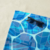 Wellen auf einer blauen Wasserfläche in einem Pool Strandtuch (Beispiel)