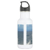 Wellen brechen auf einem vulkanischen Ufer Trinkflasche (Rückseite)