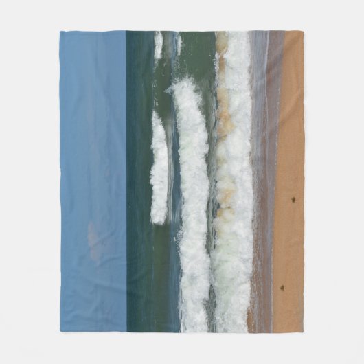 Wellen, die an der Küste abstürzen Fleecedecke (Vorderseite)