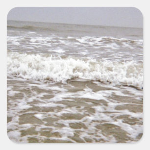 Wellen, die an die Küste kommen Quadratischer Aufkleber