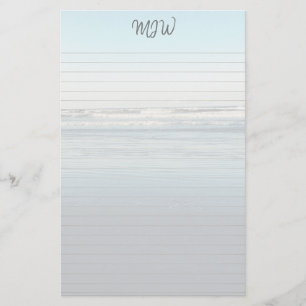 Wellen, die auf das mit Monogramm versehene liniie Briefpapier