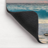 Wellen, die auf dem Ufer zusammenstoßen Mousepad (Ecke)