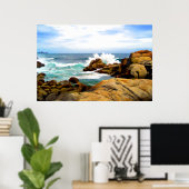 Wellen, die auf den Felsen der Küstenlinie abstürz Poster (Heimbüro)