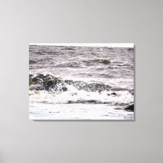 Wellen, die auf eine felsige Küste treffen Leinwanddruck