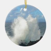 Wellen, die auf einem vulkanischen Ufer brechen Keramikornament (Vorne)