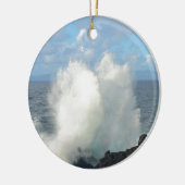 Wellen, die auf einem vulkanischen Ufer brechen Keramikornament (Links)