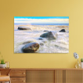 Wellen, die auf Felsen an der Küste abstürzen Leinwanddruck (Insitu (Wohnzimmer))