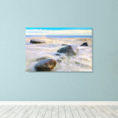 Wellen, die auf Felsen an der Küste abstürzen Leinwanddruck (Insitu (Holzboden))